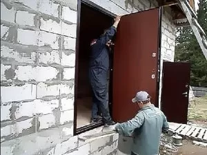 Установка металлических дверей